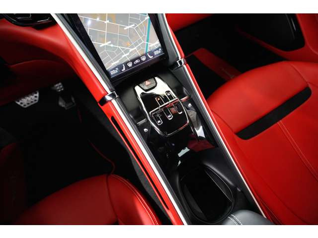 �T���߂Ȏ咣�̒��Ɋm���ȑ��݊��B���[�}�͑�l�̗]�T��̌������t�F���[���̐V��ƂȂ�܂��B