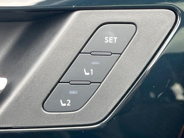 【メモリー機能付きパワーシート】ドライバーごとに設定したシート位置を記憶して、ボタン一つで切り替えできる便利な機能!運転する方が複数名いらっしゃるご家庭におすすめです♪