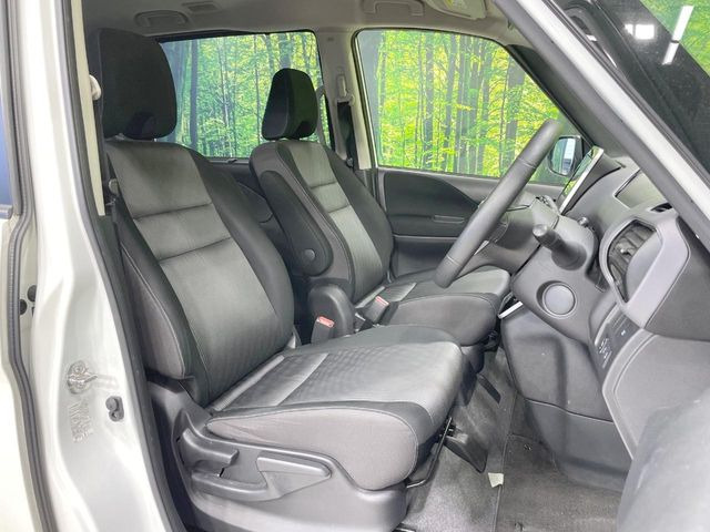 運転席まわりには十分なスペースがあり、大柄な方でもゆったり運転していただける環境です。