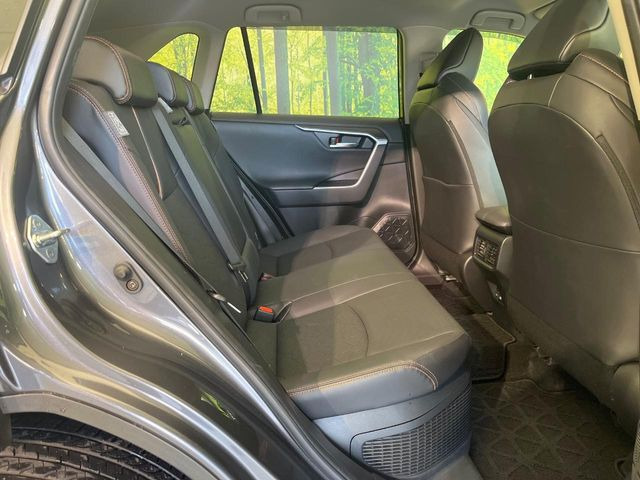 後部座席も気になるようなキズ・汚れやへたり等、大きなダメージはなく、良好な状態です。