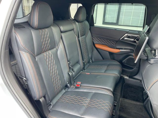 後部座席も気になるようなキズ・汚れやへたり等、大きなダメージはなく、良好な状態です。