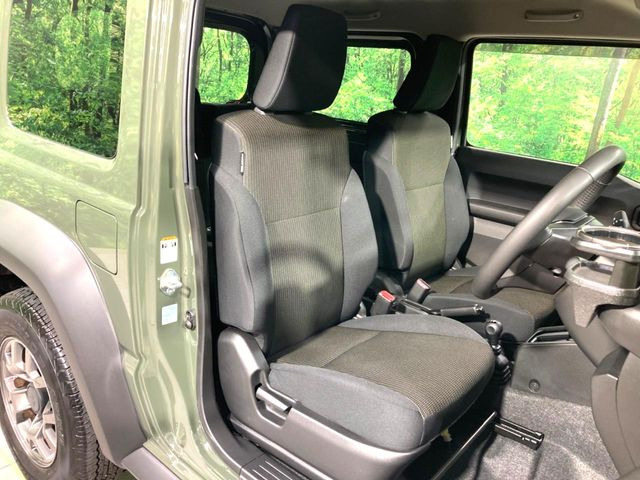 運転席シート廻りは使用感も少なく、良好な状態となっています。前オーナー様が丁寧に使っていたことがよくわかりますね。