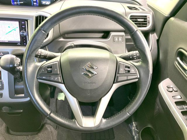 �C���e���A�ɍ��킹���f�U�C���̃X�e�A�����O�́A�^�]�������̂��Ƃ��l���A�^�]���₷���`��A�傫���ł��B�����x�A���ۂɐG���Ă��m���߂��������B