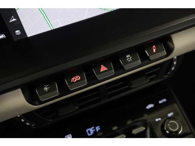 �Z���^�[�R���\�[���́A�h���C�o�[���֊ɂ₩�ɌX����ꂽ�݌v�ő��쐫���d���B�����׃^�b�`�f�B�X�v���C�𒆐S�ɁA�G�A�R����e��ݒ�֒����I�ɃA�N�Z�X�\�ł��B