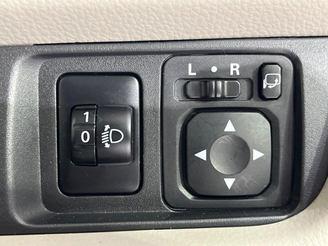 �y�d���i�[�~���[�z�T�C�h�~���[�͓d���i�[���ƂȂ��Ă���A�������ԏ�ł��L�Y�������X�N��}�����܂��B