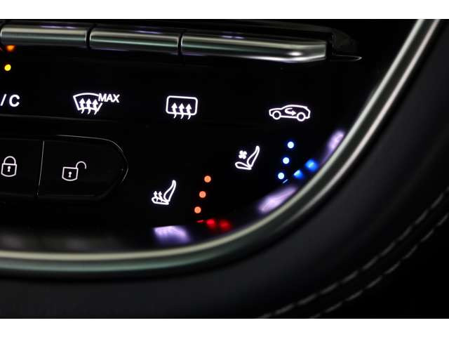 シートは、温もりと涼感を自在に調整可能。快適性を追求した設計が、長時間のドライブでも上質な時間を演出します。