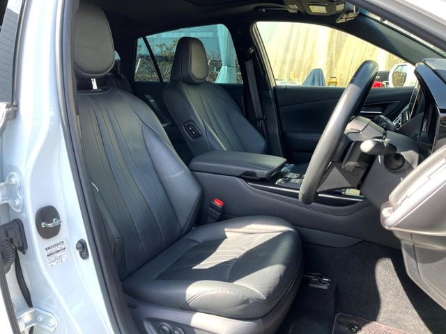 【黒革シート】上質な本革を使用し、高級感あふれる黒革シート。常に体に触れる部分だから、座り心地の良さにはこだわりたいですね♪汚れの付着や劣化を抑制する内装コーティング施工もおススメですよ♪