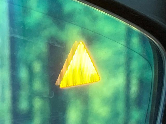 �y�u���C���h�X�|�b�g���j�^�����O�z���s���A�h�A�~���[�̎��p�ɂȂ�₷���ӏ��Ɍ㑱�Ԃ��ڋ߂���ƃT�C�h�~���[�t�߂Ɍx����\���A�h���C�o�[�ɒ��ӊ��N�����Ă���܂��B