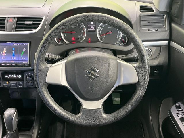 �C���e���A�ɍ��킹���f�U�C���̃X�e�A�����O�́A�^�]�������̂��Ƃ��l���A�^�]���₷���`��A�傫���ł��B�����x�A���ۂɐG���Ă��m���߂��������B