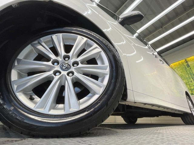 【純正18インチアルミホイール】外観にマッチした純正アルミホイールを装着しております。各種社外アルミホイールや、スタッドレスタイヤも取扱いしております。是非ご相談ください♪