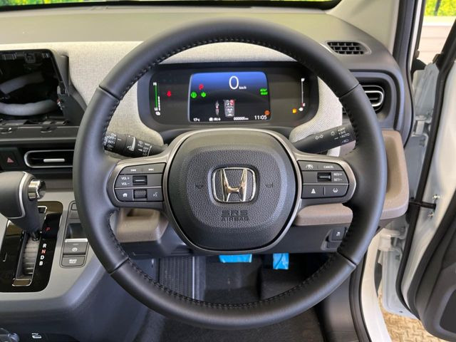 �y�z���_�Z���V���O�z���s���ɑO���̎ԗ�����F�����A�Փ˂������Ȏ��͌x��ƃu���[�L�ŏՓˉ���Ɣ�Q�y�����A�V�X�g�B�����S�Ƀh���C�u�����y���݂��������܂��B