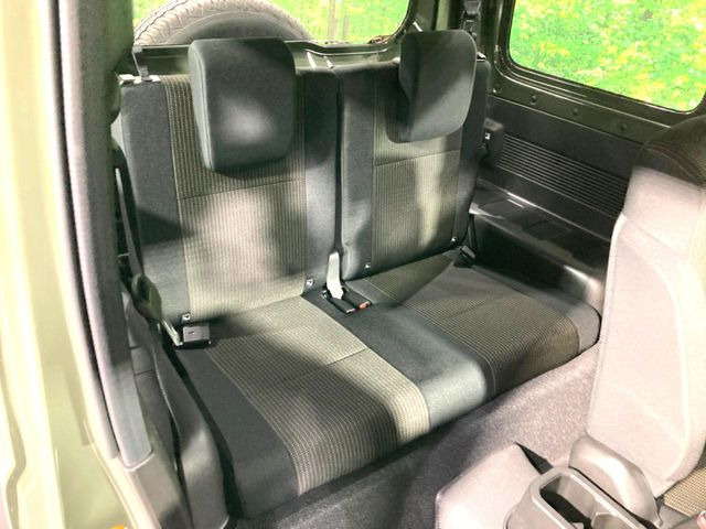後部座席も気になるようなキズ・汚れやへたり等、大きなダメージはなく、良好な状態です。