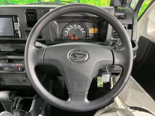 �C���e���A�ɍ��킹���f�U�C���̃X�e�A�����O�́A�^�]�������̂��Ƃ��l���A�^�]���₷���`��A�傫���ł��B�����x�A���ۂɐG���Ă��m���߂��������B