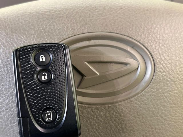 �y�L�[�t���[�V�X�e���z�J�o����|�P�b�g�ɓ��ꂽ�܂܂ł��h�A�̎{���E�������\�ȃX�}�[�g�L�[�𑕔��B�G���W���̃I���E�I�t�����J�M�����o���K�v����������Ƃ��Ă��֗��ł���