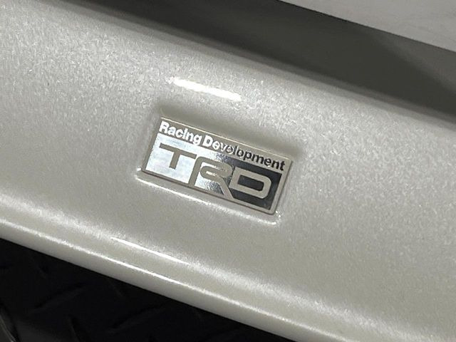 【TRDエアロ】人気のTRDエアロを装備!クルマの外観がよりスタイリッシュになり、街中で存在感あふれる1台に♪将来買い替える時にもリセールに影響しやすく、価値ある人気の装備です!