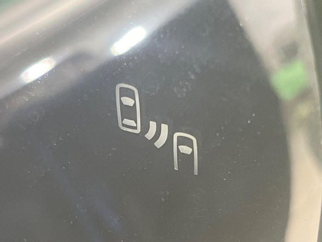 【ブラインドスポットモニター】走行中、ドアミラーの死角になりやすい箇所に後続車が接近するとサイドミラーのレンズに警告を表示!ドライバーに注意喚起をしてくれます。