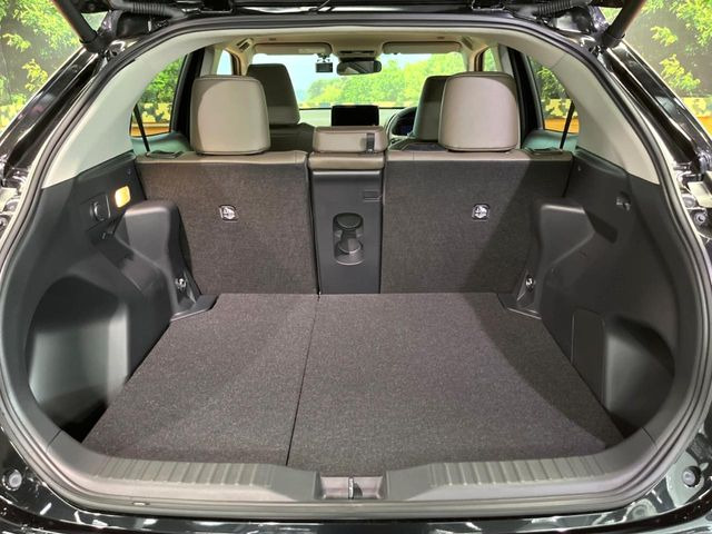 ���i�̂���������ʋ΁A���}���ɏ\���ȉ׎��X�y�[�X���m�ۂ��Ă���܂��B�Z�J���h�V�[�g��|���ƁA�傫�ȉו��̐ύڂ��\�ł���