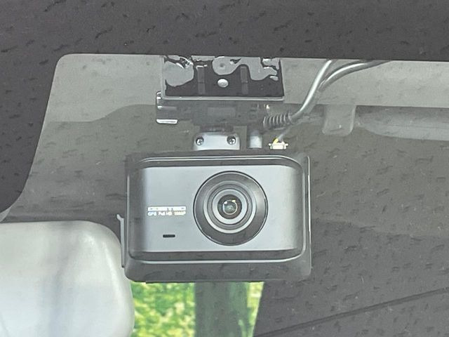 【ドライブレコーダー】安心・安全なカーライフに必須のドライブレコーダーを装備!走行中はもちろん、あおり運転や事故に遭遇した際の状況も映像で記録し、万一のリスクに備えます。