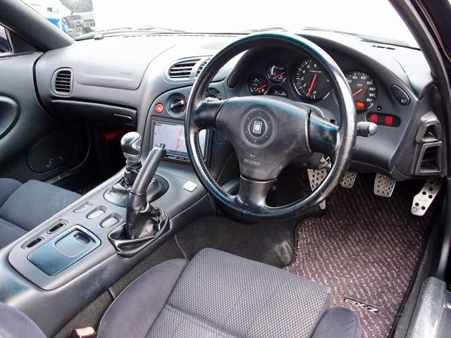 �������Y��Ƀ��[���N���[�j���O�ς݂ƂȂ�܂��B���΂��̌��ȏL����F���܂̏L����������܂���B����]�ɉ�����RECARO���Ȃǂ̃X�|�[�c�V�[�g�ɕύX���\�ł��B���C�y�ɂ����k�������܂�