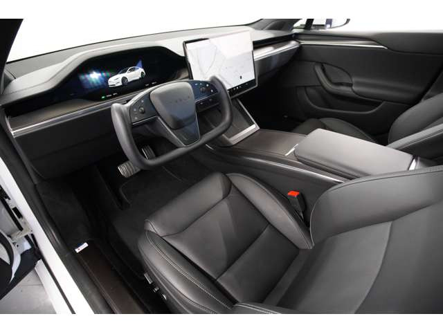 �e�X���ł͂�����݂̃��[�N�X�e�A�����O�𑕔��B�ԓ��ɂ̓X�C�b�`���삪�قڂȂ��̂ŁA�ƂĂ��X�^�C���b�V���Ȍ����ڂɂȂ��Ă���܂��B