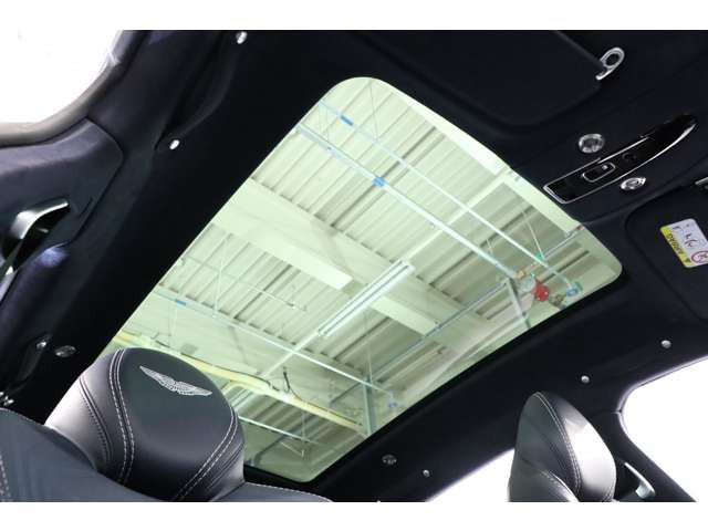ガラスルーフは、車内に豊かな光と開放感をもたらします。上質な空間と相まって、特別なドライブ体験を演出します。