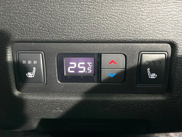 【前席+後席シートヒーター】寒い日に重宝するシートヒーターを後席にも装備!エアコンより早く温まってくれるので寒がりの人も安心ですね♪エアコンの温風は乾燥するから苦手、という方にもをおすすめです。