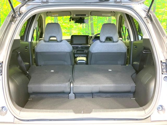 ���i�̂���������ʋ΁A���}���ɏ\���ȉ׎��X�y�[�X���m�ۂ��Ă���܂��B�Z�J���h�V�[�g��|���ƁA�傫�ȉו��̐ύڂ��\�ł���