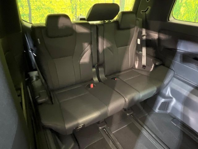 【合皮シート】汚れのふき取りが容易でメンテナンスもが簡単な、機能性に優れる合成皮革を採用した上質なシートです。座り心地もよく、高級感あふれる心地良い車内空間を演出してくれます。