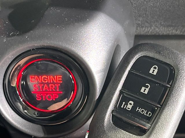 �yHonda�X�}�[�g�L�[�z�J�o����|�P�b�g�ɓ��ꂽ�܂܂ł��h�A�̎{���E�������\�ȃX�}�[�g�L�[�𑕔��B�G���W���̃I���E�I�t�����J�M�����o���K�v����������Ƃ��Ă��֗��ł���