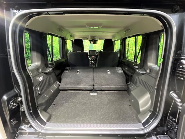 ���i�̂���������ʋ΁A���}���ɏ\���ȉ׎��X�y�[�X���m�ۂ��Ă���܂��B�Z�J���h�V�[�g��|���ƁA�傫�ȉו��̐ύڂ��\�ł���