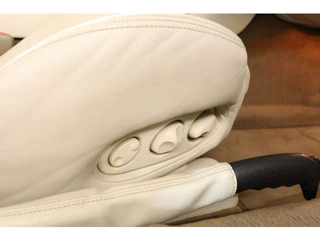 �p���[�V�[�g�́A�^�]�ȁE����ȂƂ��ɑO��E�����E���N���C�j���O��d���ōׂ��������\�B�����ɍœK�ȃ|�W�V�������ȒP�ɐݒ�ł��A�����Ԃ̃h���C�u�ł����K�ɉ߂����܂��B