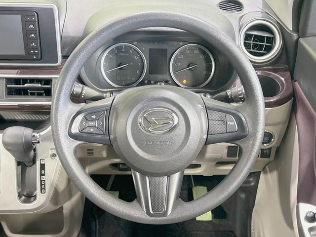 �C���e���A�ɍ��킹���f�U�C���̃X�e�A�����O�́A�^�]�������̂��Ƃ��l���A�^�]���₷���`��A�傫���ł��B�����x�A���ۂɐG���Ă��m���߂��������B