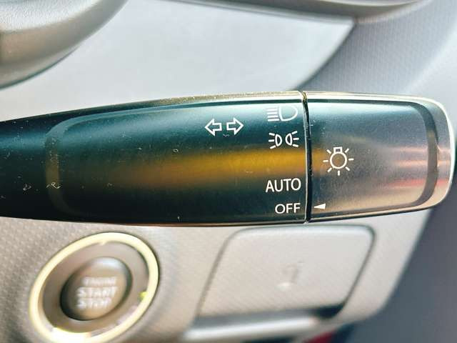 �y�I�[�g���C�g�z�ԊO�̖��邳�����m���āA�����I�Ƀw�b�h���C�g��_�����Ă���܂���g���l���𑖍s����ۂɂ��A�����I�ɓ_�����Ă���ĕ֗��ȑ�����1�ł���