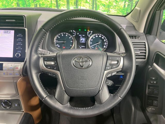 【純正革巻きステアリング】上質な革を使用することで、手にしっかり馴染みとても運転しやすいハンドルです♪