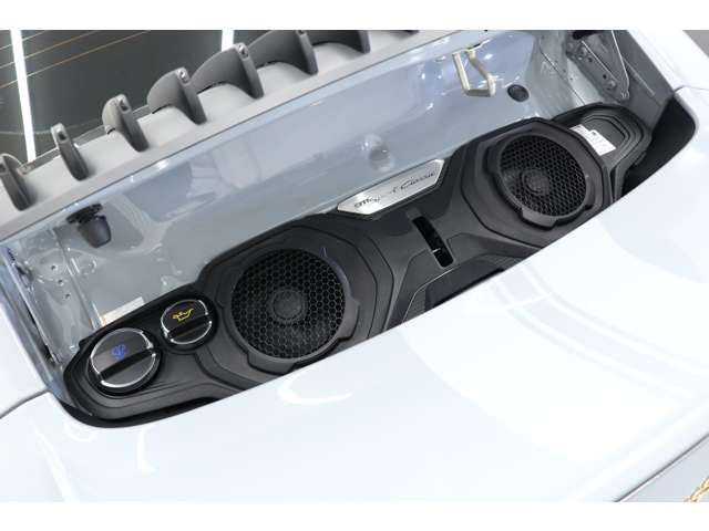 3.7L�����Ό�6�C��DOHC�c�C���^�[�{�G���W�����ځB�o��550ps�A�g���N61.2kgm�����މ����ƁA���\�I�ȑ���𑶕��ɂ��y���݂��������܂��B