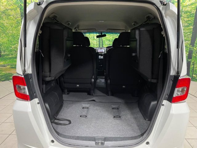 ���i�̂���������ʋ΁A���}���ɏ\���ȉ׎��X�y�[�X���m�ۂ��Ă���܂��B�Z�J���h�V�[�g��|���ƁA�傫�ȉו��̐ύڂ��\�ł���