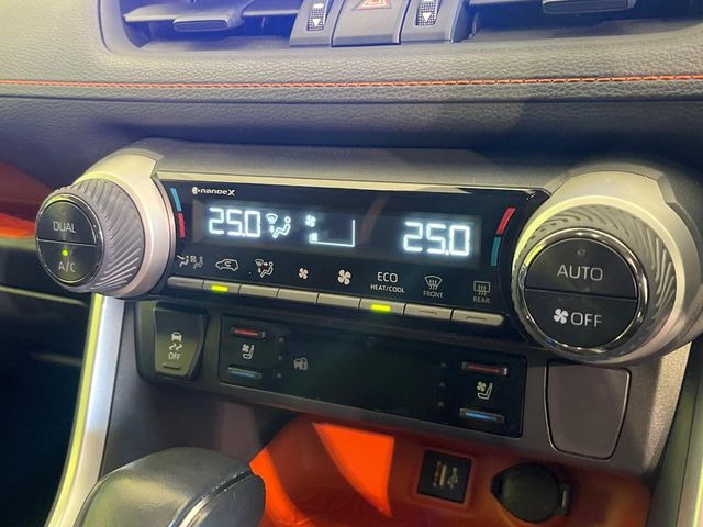 【左右独立型フルオートエアコン】運転席と助手席でそれぞれお好みの温度に設定可能。同乗者にも配慮した、快適な空調をお届け致します。