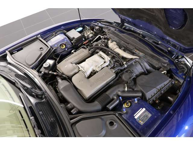 �G���W���́A�o��406ps�E�g���N56.4kgm�𔭐����A�͋����Ɗ��炩�����������ŗ������Ă��܂��B�A�N�Z������ɑ�������L�т₩�ȉ����ƁA�]�T����N���[�W���O���\���A���̃��f���Ȃ�ł͂̏㎿�ȑ�����������܂��B