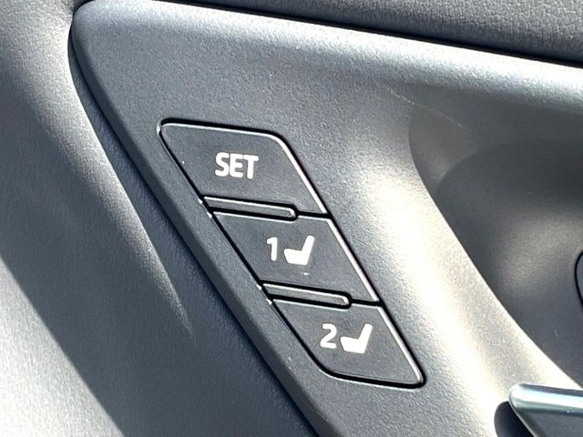 【メモリー機能付きパワーシート】ドライバーごとに設定したシート位置を記憶して、ボタン一つで切り替えできる便利な機能!運転する方が複数名いらっしゃるご家庭におすすめです♪