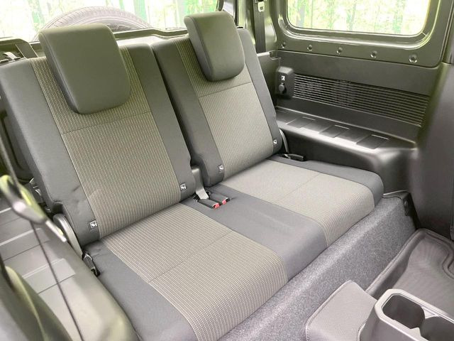 広々とした2列目シートは居住性が高く、居心地も快適!友達や家族とのお出かけにぴったりです。ベビーシートやチャイルドシート使用時も快適にお過ごしいただける十分な空間を確保しています。