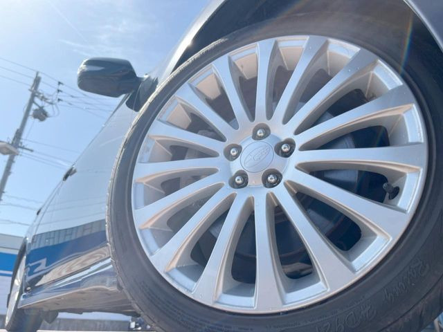 �y����18�C���`�A���~�z�C�[���z�O�ςɃ}�b�`���������A���~�z�C�[���𑕒����Ă���܂��B�e��ЊO�A���~�z�C�[����A�X�^�b�h���X�^�C�����戵�����Ă���܂��B���񂲑��k����������