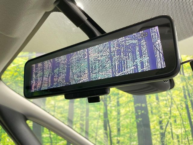 【インテリジェントルームミラー】後席の大きな荷物や同乗者で後方が確認しづらい時でも安心!カメラが撮影した車両後方の映像をルームミラー内に表示。クリアな視界で状況の確認が可能です!