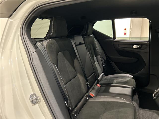 XC40B4 AWD Rデザイン 4WD