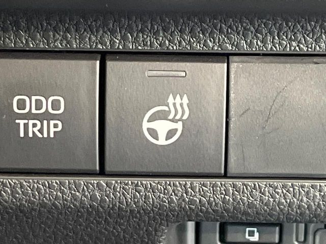 【ステアリングヒーター】冬場に冷たくなりやすい革巻きステアリングを、スイッチ一つで素早く適温に!エアコンよりも早く温まってくれるので、寒い日の運転も快適になりますね♪