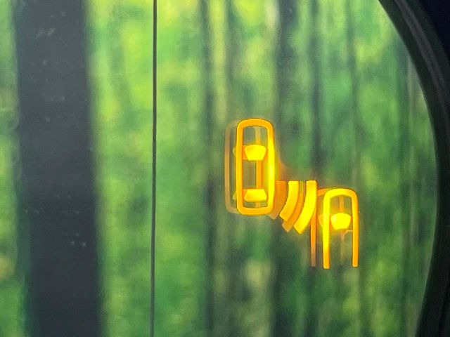 【ブラインドスポットモニター】走行中、ドアミラーの死角になりやすい箇所に後続車が接近するとサイドミラーのレンズに警告を表示!ドライバーに注意喚起をしてくれます。