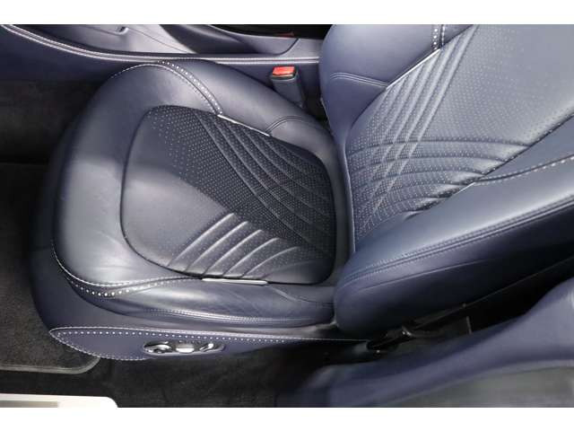 助手席に身を預ける時間までも特別に。DBXは、包み込むような上質な設えで、移動そのものを贅沢な体験へと変えます。