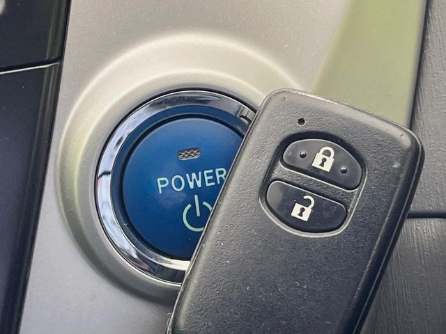 【スマートキー】カバンやポケットに入れたままでもドアの施錠・解錠が可能なスマートキーを装備。エンジンのオン・オフ時もカギを取り出す必要が無いからとっても便利です♪