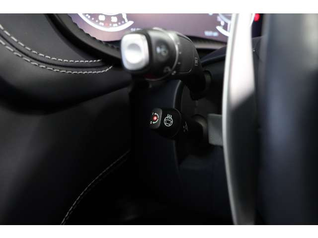 手元から広がる温もりが、DBXの上質なドライビング体験を引き立てます。寒い季節でも快適さを犠牲にしない贅沢な装備です。