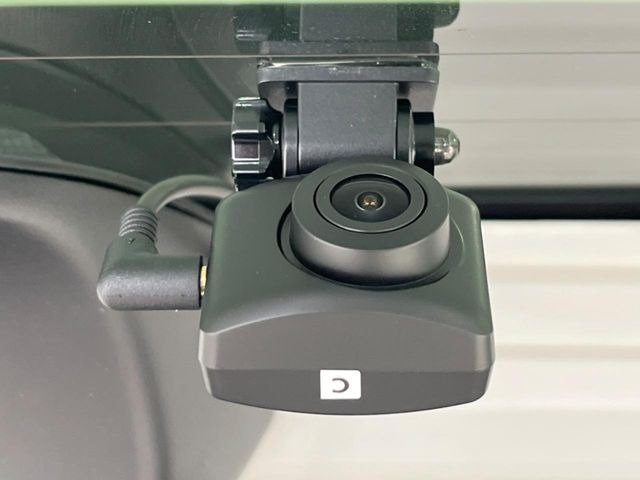 【ドライブレコーダー】安心・安全なカーライフに必須のドライブレコーダーを装備!走行中はもちろん、あおり運転や事故に遭遇した際の状況も映像で記録し、万一のリスクに備えます。