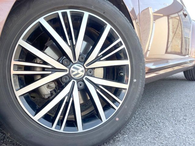 ●純正17インチアルミホイール:輸入車ならではの卓越した走りを支えるホイールと足回りです!日本車の走りに慣れている方にもぜひ体感して頂きたいほど、高いレベルでまとまっています!